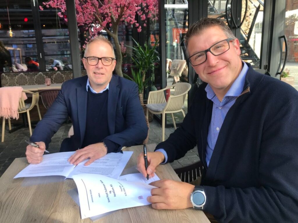 Tore Evjen (NRS) og Hans Reidar Halle-Knutzen (AquaGen) signerer avtalen.
